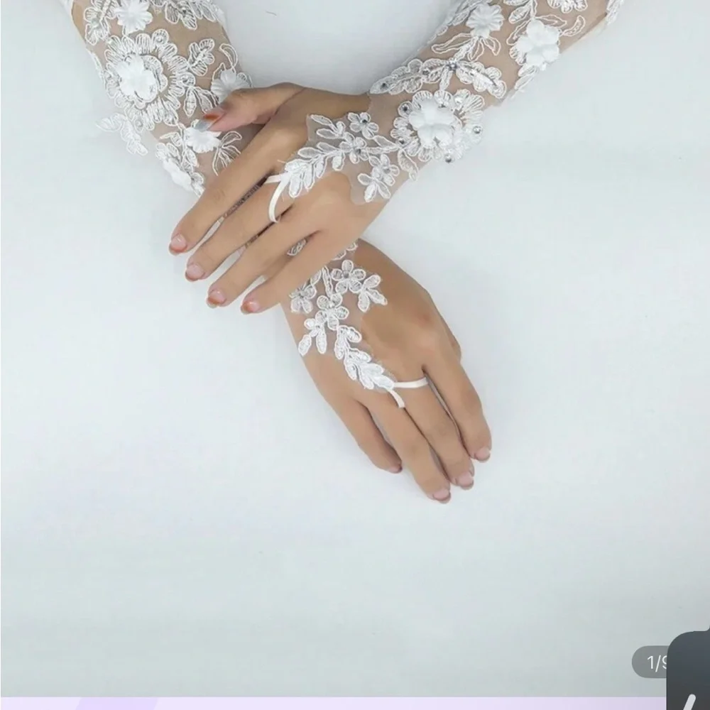 Elegant White Floral Lace Gloves